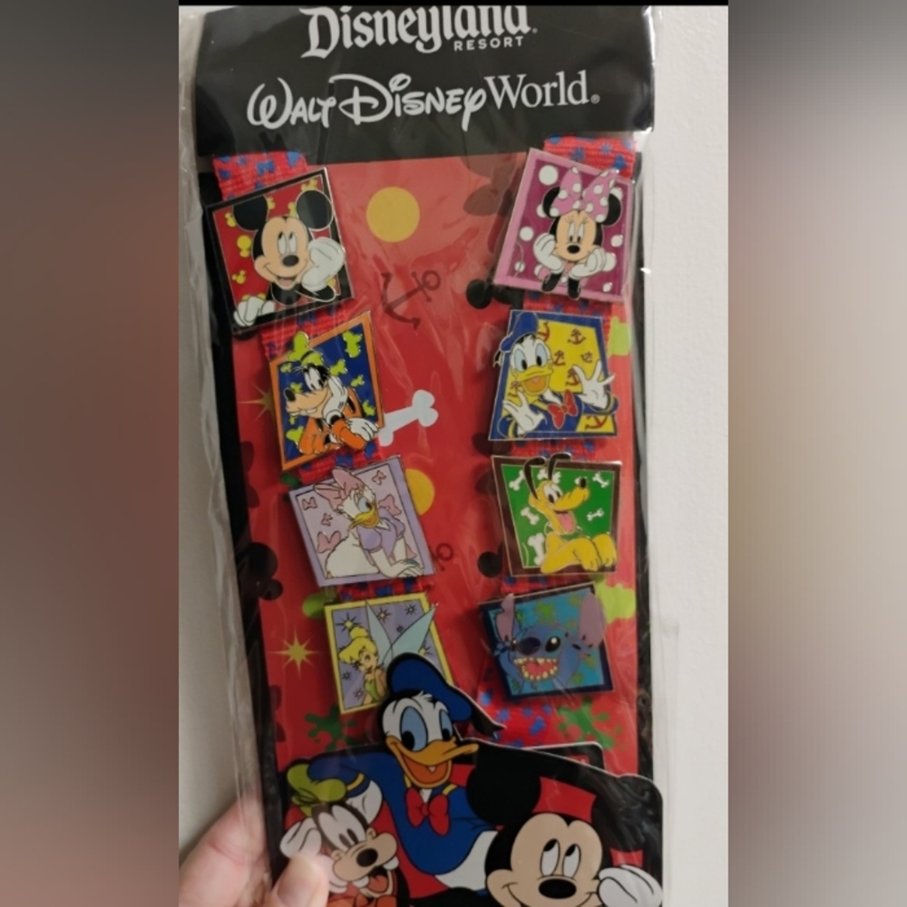 NWT Disneyland 8 Pin Starter Set